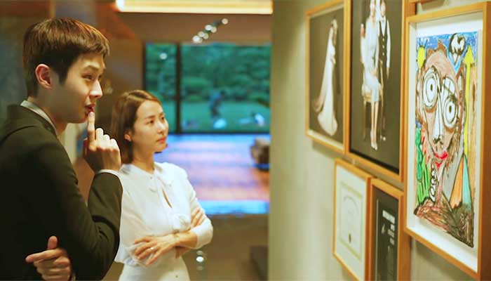 Cena de "Parasita", com o personagem Kim Ki-Woo (esquerda) “analisando a arte” do filho de Park Yeon-Kyo - Foto: reprodução