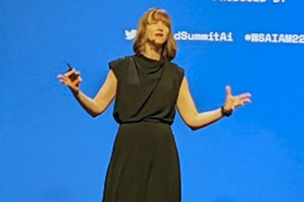 Cassie Kozyrkov, cientista-chefe de decisões do Google, na palestra de abertura do World Summit AI Americas, no dia 4 de maio