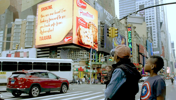Anúncio da Bauducco na Times Square, em Nova York: empresa precisou explicar o que é panetone aos americanos – Foto: divulgação