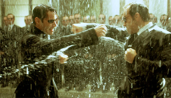 Neo luta contra o Agente Smith em “Matrix Revolutions” (2003): mundo digital criado para iludir a humanidade - Foto: divulgação