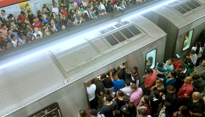 Metrô de São Paulo lotado após fracasso de “big techs” que revolucionariam a mobilidade urbana - Foto: Wilfredor / Creative Commons
