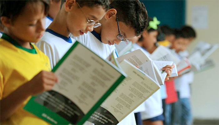 Crianças leem livros entregues pelo Programa Nacional do Livro Didático ¬ Foto: Marcello Casal Jr/Agência Brasil
