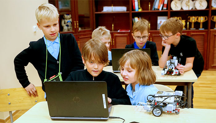 Crianças participam em atividade de aula de robótica em sua escola - Foto: Arno Mikkor/Creative Commons