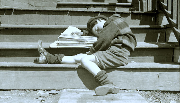 Entregador dorme sobre seus jornais, em imagem tirada em 1935 – Foto: City of Toronto Archives/Creative Commons