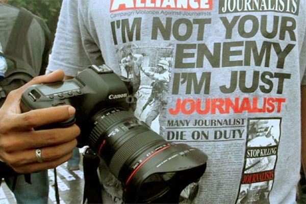 Um dos problemas derivados da queda na confiança na imprensa é a crescente agressão a jornalistas – Foto: reprodução