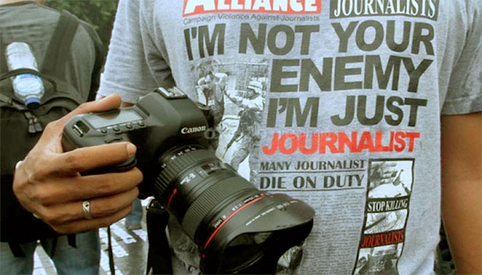 Um dos problemas derivados da queda na confiança na imprensa é a crescente agressão a jornalistas – Foto: reprodução