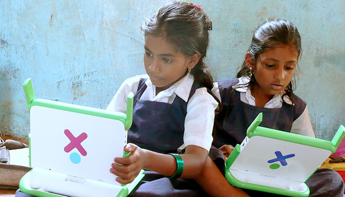 Crianças com “laptop de US$ 100” do projeto “One Laptop Per Child”, criado por Nicholas Negroponte - Foto: OLPC/Creative Commons