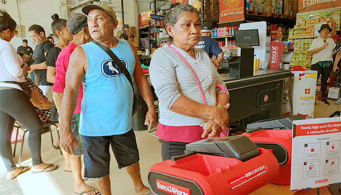 Maria Juvelina de Oliveira Monteiro lidera fila para sacar em terminal Atmo, em supermercado de Oeiras do Pará - Foto: Paulo Silvestre