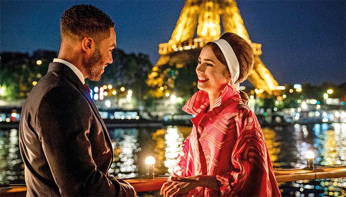 Alfie (Lucien Laviscount) e Emily (Lily Collins), com a torre Eiffel ao fundo, em cena de “Emily em Paris” – Foto: reprodução