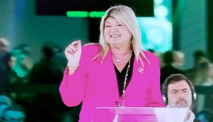 A americana Sandy Carter, COO da Unstoppable Domains, palestra durante a Febraban Tech 2025 – Foto: Paulo Silvestre