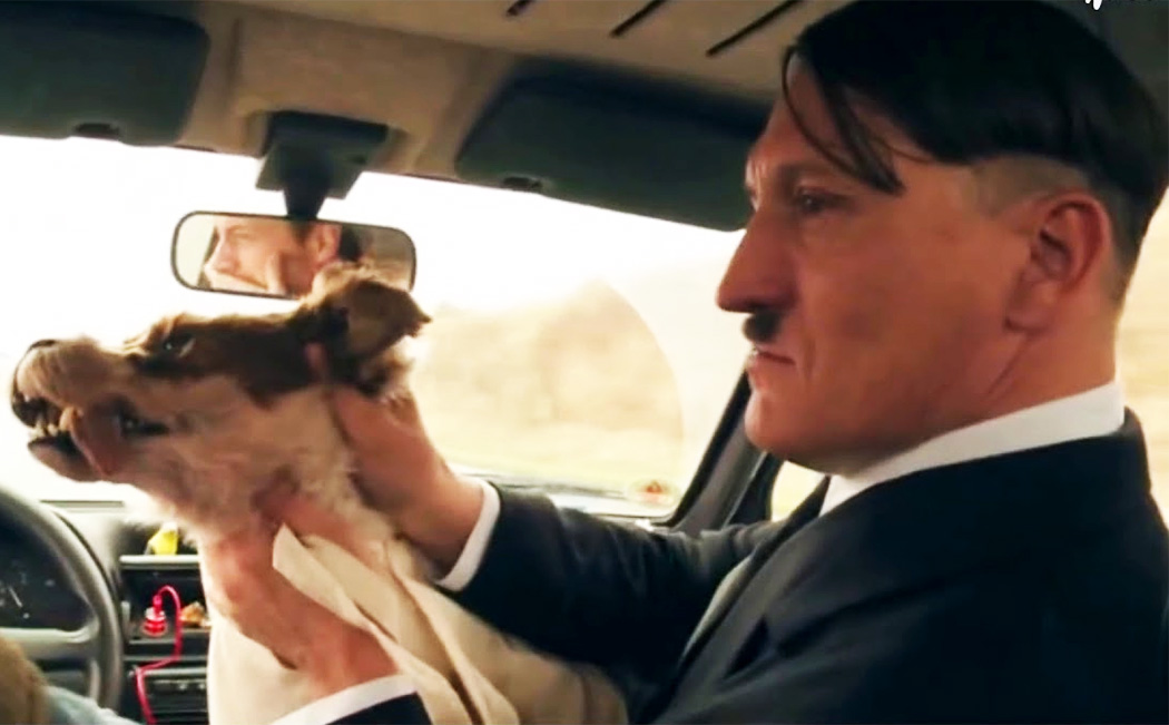 Cena do filme "Ele Está de Volta", em que Adolf Hitler "acorda" nos dias atuais - Foto: divulgação