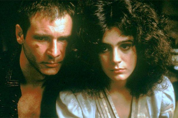 O caçador de replicantes Deckard (Harrison Ford) e a replicante Rachael (Sean Young), de “Blade Runner”: amor de máquinas conscientes