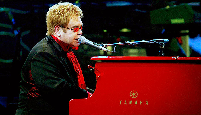 O músico britânico Elton John, que em 2007 propôs que a Internet fosse “fechada”, pois estaria prejudicando a qualidade das músicas