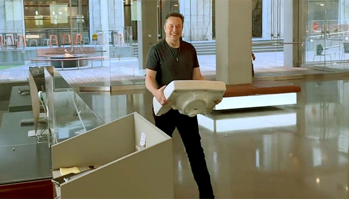 Elon Musk chegou ao Twitter carregando uma pia, em um trocadilho em inglês que significa “deixe isso afundar (“let that sink in”)