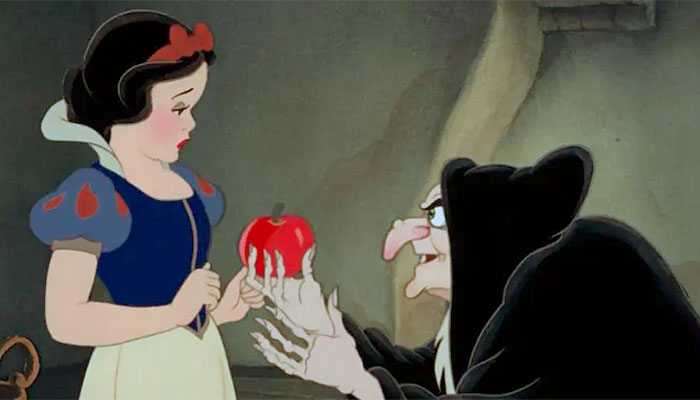 A Bruxa dá a maçã envenenada à Branca de Neve, no primeiro longa-metragem animado da história (1938) - Foto: reprodução