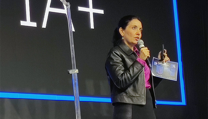 Marcela Vairo, diretora de Automação, Dados e IA da IBM, fala no palco do AI Forum 2023 - Foto: Paulo Silvestre