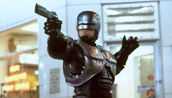 Cena do filme “RoboCop” (1987), em que um policial dado como morto ganha um corpo e uma consciência digitais - Foto: reprodução
