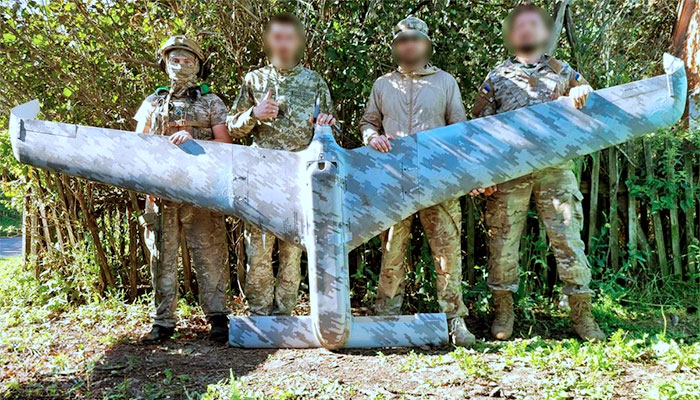 Soldados ucranianos exibem drone russo capturado em agosto passado - Foto: Ministério de Assuntos Internos da Ucrânia/Creative Commons