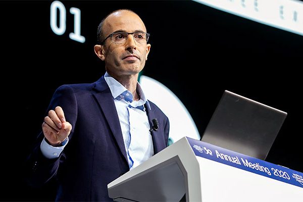 O historiador Yuval Noah Harari, para quem robôs que imitam humanos ameaçam a democracia - Foto: Ciaran McCrickard/Creative Commons