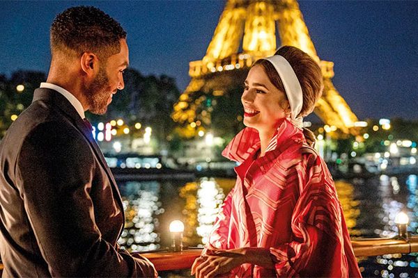 Alfie (Lucien Laviscount) e Emily (Lily Collins), com a torre Eiffel ao fundo, em cena de “Emily em Paris” – Foto: reprodução