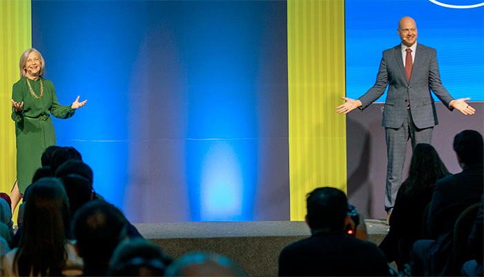 Debra Logan e Jorg Heizenberg, durante a abertura da Conferência Gartner Data & Analytics, em 28 de abril – Foto: divulgação