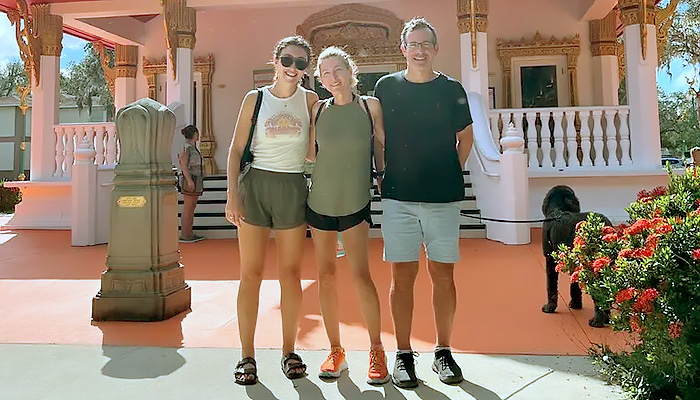 Sophie Rottenberg e seus pais Laura Reiley e Jon Rottenberg, em um templo budista na Flórida em 2023 - Foto: arquivo pessoal