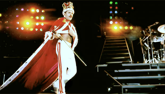 Freddie Mercury, compositor de “Bohemian Rhapsody” e vocalista do Queen, encerra show da banda – Foto: reprodução