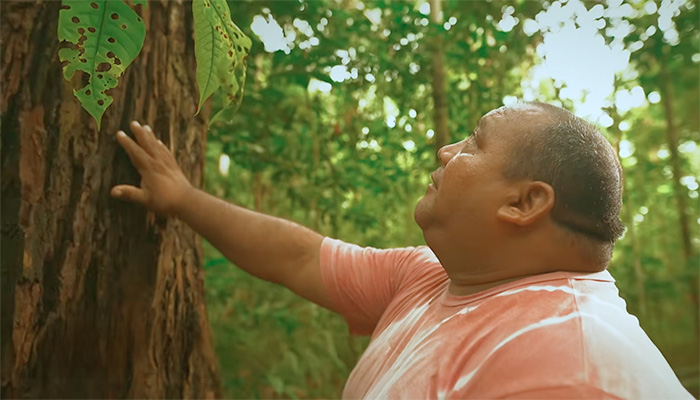 Roberto Brito de Mendonça, líder da comunidade Tumbira (AM), trocou o desmatamento ilegal pelo turismo ecológico – Foto: reprodução