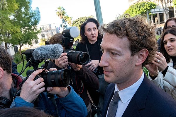 Mark Zuckerberg, CEO da Meta, chega para seu depoimento no Tribunal Superior da Califórnia, no dia 18 de fevereiro – Foto: reprodução