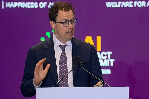 Dario Amodei, CEO da Anthropic, criou a empresa depois de sair da OpenAI por preocupações com a segurança do GPT-2 - Foto: reprodução