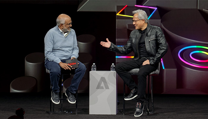 O CEO da Adobe, Shantanu Narayen (esquerda), conversa com Jensen Huang, CEO da Nvidia, no Adobe Summit 2026 – Foto: Paulo Silvestre