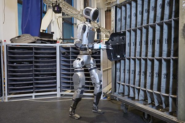 Robô Atlas, da Boston Dynamics, movimenta peças entre armários - Foto: reprodução