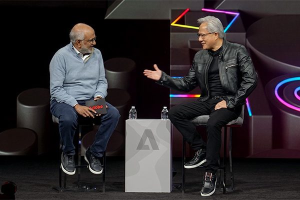 O CEO da Adobe, Shantanu Narayen (esquerda), conversa com Jensen Huang, CEO da Nvidia, no Adobe Summit 2026 – Foto: Paulo Silvestre