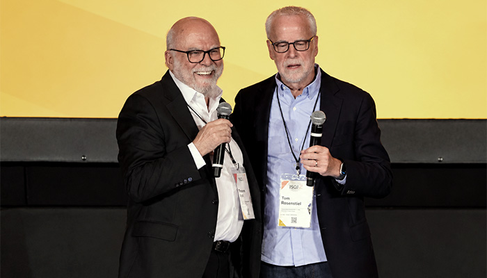 Os professores Rosental Calmon Alves e Tom Rosenstiel, durante o 27º Simpósio Internacional de Jornalismo – Foto: reprodução